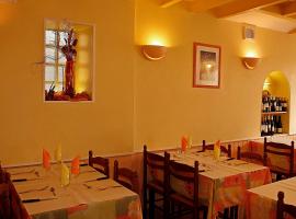Hôtel Restaurant Les Voyageurs，位于Saint-Florent-des-Bois的酒店