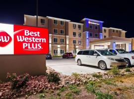 Best Western Plus Buda Austin Inn & Suites，位于布达的带停车场的酒店