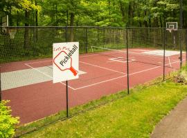 Hidden Serenity Bed and Breakfast，位于West Bend的酒店