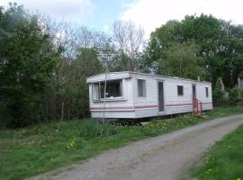 caravan nestled away amongst trees on edge of farm yard，位于巴拉的酒店