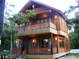 Baan Banyan Villa, wood house short walk to Mae Nam beach，位于湄南海滩的酒店