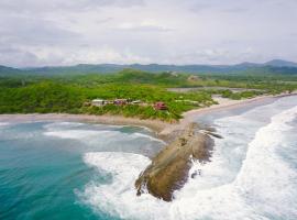 Magnific Rock - Surf Resort & Yoga Retreat Nicaragua，位于波波约的酒店