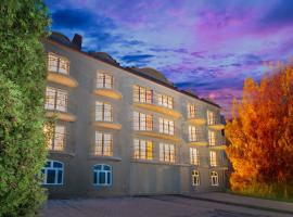 Kmicic Belvedere & SPA，位于Ponik的酒店