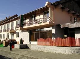 Hotel Turist，位于科瓦斯纳的酒店