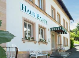 Hotel Haus Bauer，位于菲希特尔山区巴特贝内克滨德拉赫伯格机场 - BYU附近的酒店