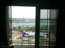 Luxury Nile Maadi Cairo Apartment，位于开罗区购物中心附近的酒店