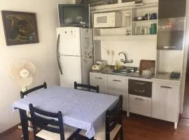 Apartamento aire acondicionado, wifi, Netflix,cerca de la Playa Mansa y Centro Maldonado