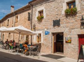 Hostal-Bar Restaurante "La Fuente"，位于Rabé de las Calzadas的住宿加早餐旅馆