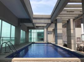 Puerto Santa Ana Suites Guayaquil，位于瓜亚基尔的酒店