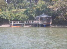 Beached Bungalow Overlooking the Pacific Ocean，位于博卡奇卡的酒店