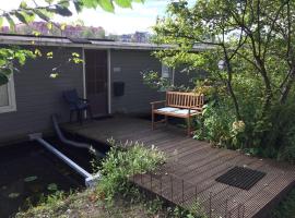 Tiny Houseboat B&B on the Amstel River，位于阿姆斯特丹的住宿加早餐旅馆