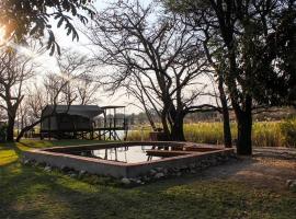 Camp Hogo Kavango，位于龙杜绿荫树野餐点附近的酒店