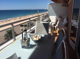 Luxury Oceanfront triplex in Cadiz，位于加的斯拉蒙·卡兰萨体育场附近的酒店