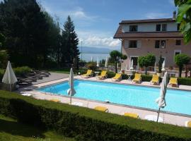 绿洲酒店，位于埃维昂莱班的带泳池的酒店