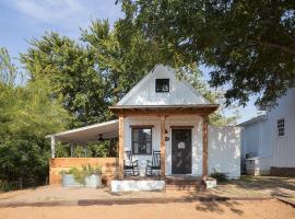 Mustard Seed B&B on the Llano，位于Llano的酒店