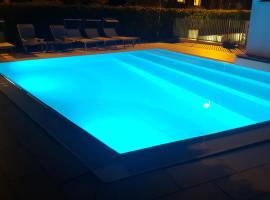 Sirmione Rosselli Apartments，位于西尔米奥奈的带泳池的酒店