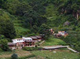 Solid Rock - Lodge & Restaurant，位于Pharping的酒店