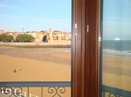 Vivienda en Gijon frente al mar，位于希洪的酒店