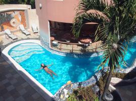 Eco Hotel Katarma，位于巴克里索莫雷诺港的带泳池的酒店