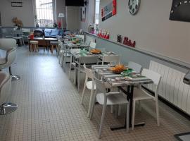 Le Café du Commerce，位于Beaune-la-Rolande的酒店