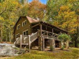 Eagle's Rest Lodge，位于亨德森维尔的酒店