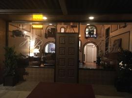 Hotel Burgess，位于Reedley的酒店