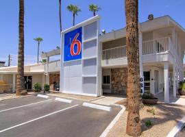 Motel 6 Old town Scottsdale Fashion Square，位于斯科茨的酒店