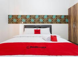 RedDoorz Plus @ Boulevard Residence BSD，位于当格浪的酒店