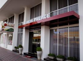 瑞斯皇宫酒店，位于彼得罗利纳彼得罗利纳 - 尼罗科埃略议员机场 - PNZ附近的酒店