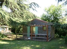 Les Chalets du Domaine des Soyeux，位于Saint-Julien-Molin-Molette的酒店