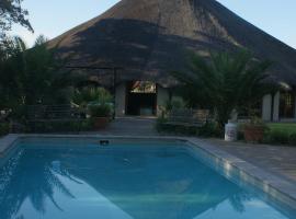 Xain Quaz Camp，位于Gobabis的带泳池的酒店
