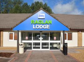 Raglan Lodge，位于蒙默思的带停车场的酒店