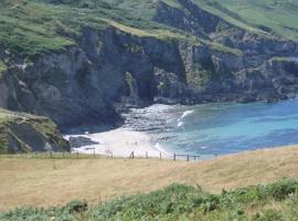 Old Vicarage Mortehoe Near Woolacombe 2 x sleeps 4 and 1 x sleeps 10 cottages，位于莫特霍的酒店
