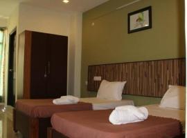 Hotel Lakshmi Niharika，位于Vemalwāda的酒店