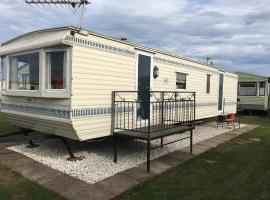 Taylor's Caravan Holiday's 8 Berth (Coral Beach)，位于英戈尔德梅尔斯的露营地