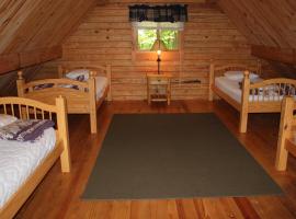 Appalachian Camping Resort Log Home 6，位于Shartlesville的酒店