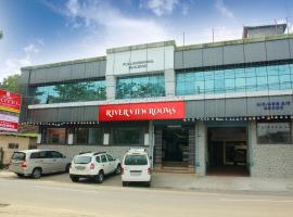 Hotel River View Rooms，位于Mundakāyam的酒店