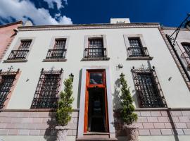 卡萨托雷斯酒店，位于萨卡特卡斯的带停车场的酒店