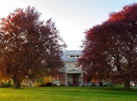Yale Manor B&B & Yurt Glamping，位于Yale的酒店