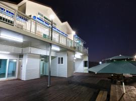 海边度假屋，位于丽水市海洋与渔业科学博物馆附近的酒店