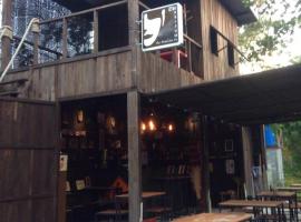 影子酒吧酒店，位于阁帕延岛的酒店