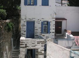 3-level doll house in Kea Ioulida/Chora, Cyclades，位于伊利达的酒店
