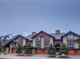 Pinnacle Ridge Chalets by Fernie Lodging Co，位于弗尼的酒店