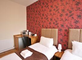 Central Studios Gloucester Place by Roomsbooked，位于切尔滕纳姆的酒店