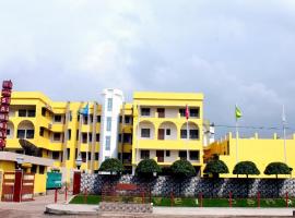 Hotel Samrat，位于Baharampur的酒店