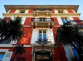 Hôtel & Espace Bien-être La Maison du Lierre，位于比亚里茨Biarritz City Centre的酒店