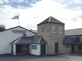 Bowfield Hotel and Spa，位于Howwood的带停车场的酒店