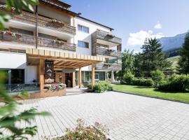 Alpine Hotel Ciasa Lara，位于拉维拉的酒店