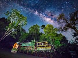 婆罗洲热带雨林度假村，位于甘榜布提尔兰比尔山国家公园附近的酒店
