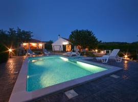 Holiday Home, Villa Bozic，位于Čvrljevo的酒店